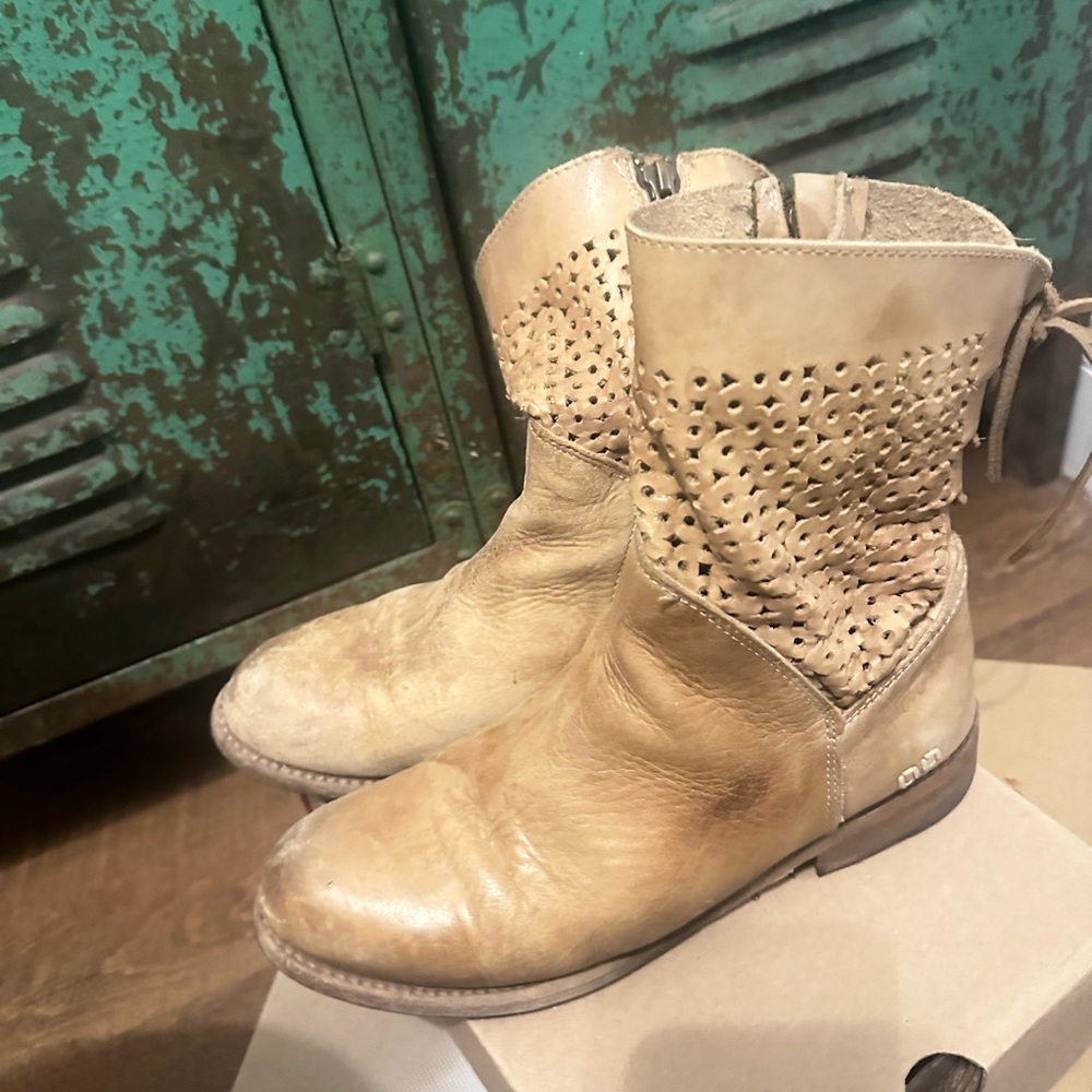 BED STU bridge water bench made tie back distressed hand painted boots. Size 8